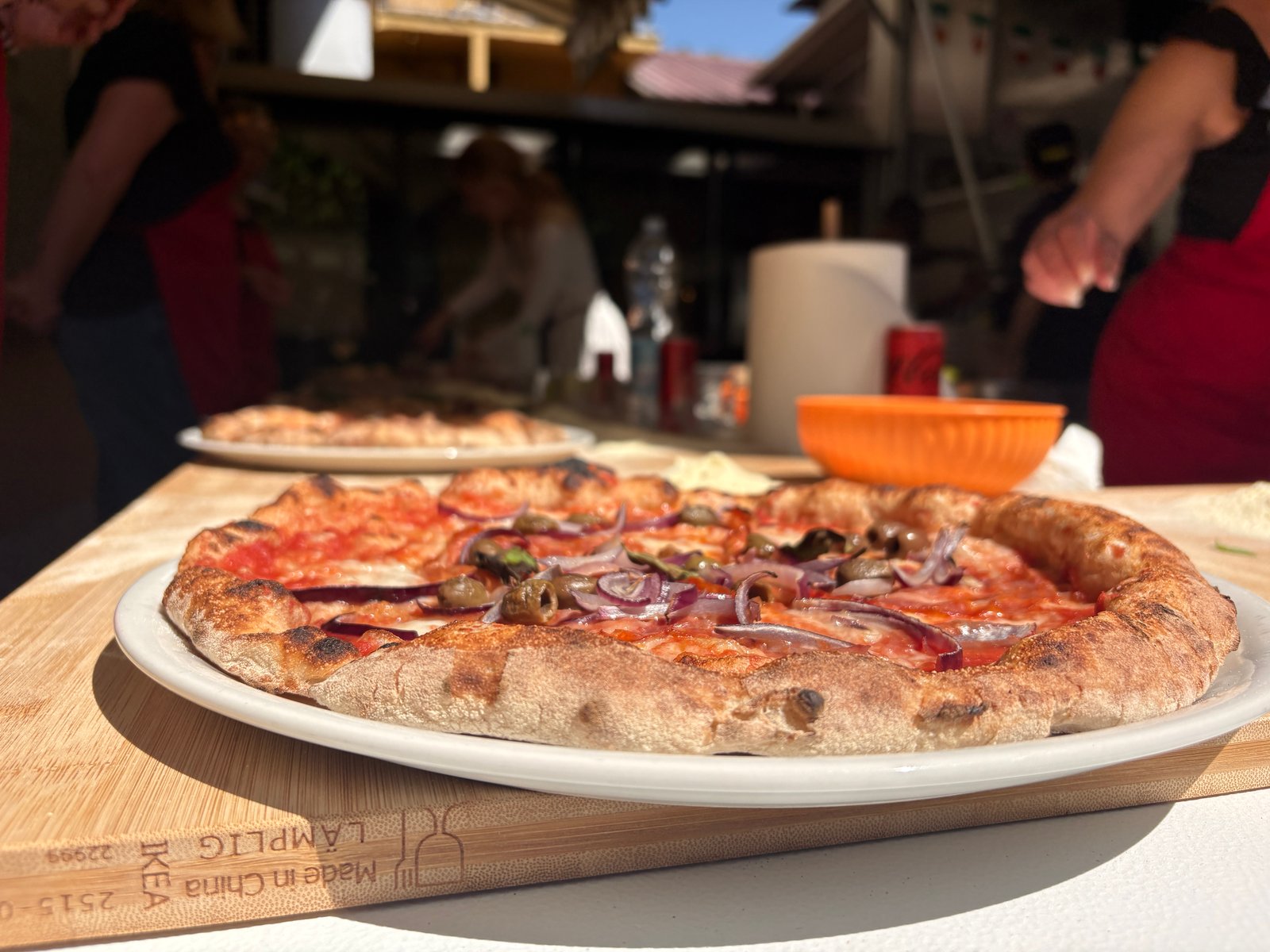 Pizza cotta al forno a legna, dettaglio