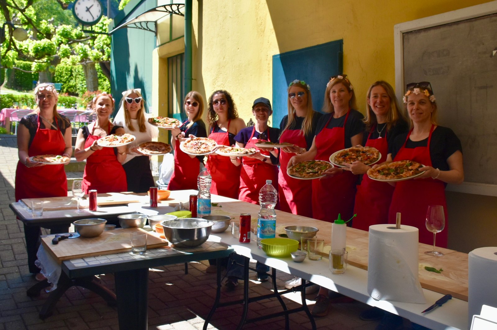 Cooking Class / Pizza Experience — gruppo con le pizze appena sfornate